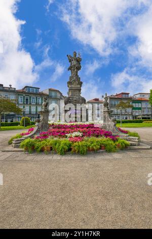 Statua del XVIII secolo di Viana che tiene in mano una caravella, simbolo della tradizione marinara della città, Viana do Castelo, Minho, Portogallo Foto Stock