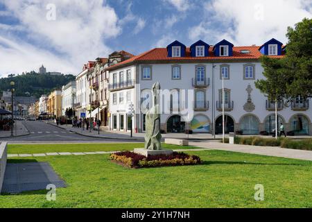 Strada principale e vista della Basilica di Santa Lucia, Viana do Castelo, Minho, Portogallo Foto Stock