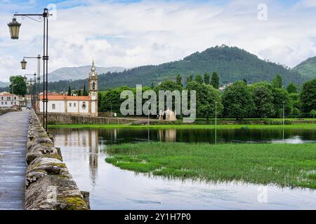 Sant'Antonio della Torre Vecchia e il ponte romano e medievale, Ponte de Lima, Minho, Portogallo Foto Stock