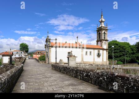 Sant'Antonio della Torre Vecchia e il ponte romano e medievale, Ponte de Lima, Minho, Portogallo Foto Stock