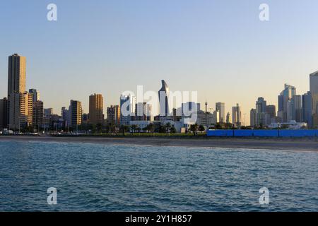 Vista dalla città di Kuwait in una giornata di sole e tramonto sullo sfondo. Foto Stock