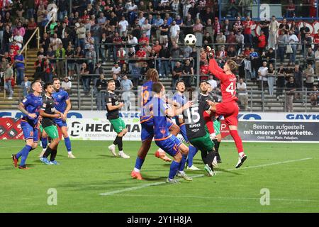 Allgemein, Strafraumszene Fussball Oberliga Westfalen, 5. Spieltag, Sportfreunde Siegen - SG Finnentrop/Bamenohl, AM 06.09.2024 a Siegen/Deutschland. *** Generale, scena area di rigore calcio Oberliga Westfalen, Matchday 5, Sportfreunde Siegen SG Finnentrop Bamenohl, il 06 09 2024 a Siegen Germania Foto Stock