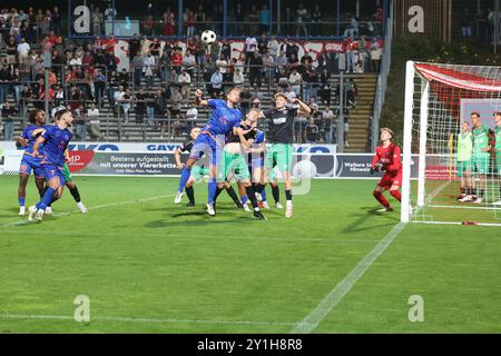 Allgemein, Strafraumszene Fussball Oberliga Westfalen, 5. Spieltag, Sportfreunde Siegen - SG Finnentrop/Bamenohl, AM 06.09.2024 a Siegen/Deutschland. *** Generale, scena area di rigore calcio Oberliga Westfalen, Matchday 5, Sportfreunde Siegen SG Finnentrop Bamenohl, il 06 09 2024 a Siegen Germania Foto Stock