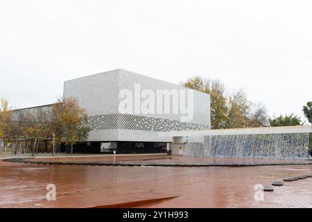 PORTOGALLO, LISBONA 12 dicembre 2022: Ingresso all'edificio bianco dell'acquario di Lisbona Foto Stock