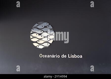 PORTOGALLO, LISBONA 12 dicembre 2022: Logo dell'Oceanarium di Lisbona su una parete nera Foto Stock