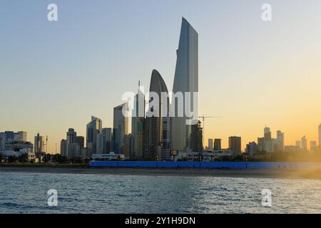 Vista dalla città di Kuwait in una giornata di sole e tramonto sullo sfondo. Foto Stock