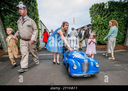 Goodwood, Regno Unito. 7 settembre 2024. In preparazione per la Settrington Cup, gara di pedalata - la rinascita di Goodwood - l'unico evento storico di corse automobilistiche che si svolge interamente in un tema d'epoca, una coinvolgente celebrazione di auto e moda iconiche. Crediti: Guy Bell/Alamy Live News Foto Stock