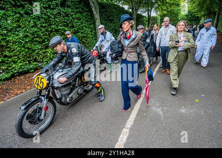 Goodwood, Regno Unito. 7 settembre 2024. Preparatevi alla gara motociclistica del Barry Sheene Memorial Trophy. - Il revival di Goodwood - l'unica storica gara automobilistica ad essere messa in scena interamente in un tema d'epoca, una celebrazione coinvolgente di auto e moda iconiche. Crediti: Guy Bell/Alamy Live News Foto Stock