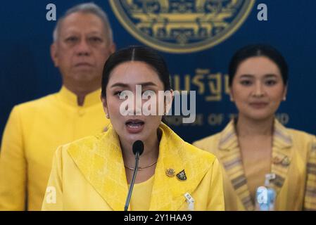 Bangkok, Thailandia. 7 settembre 2024. Il primo ministro tailandese Paetongtarn Shinawatra parla ai media durante una conferenza stampa dopo la riunione speciale del gabinetto presso la sede del governo di Bangkok. Credito: SOPA Images Limited/Alamy Live News Foto Stock