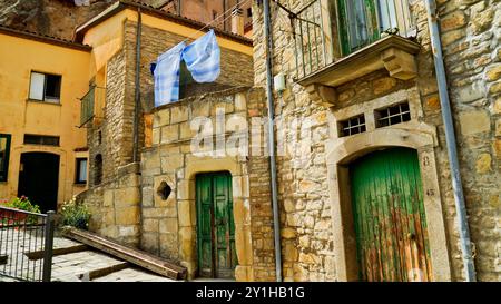 Castelmezzano, l'antico borgo immerso nei caratteristici panorami delle Dolomiti lucane, potenza, Basilicata, Italia Foto Stock