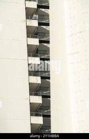 A Pattaya, in Tailandia, ci sono balconi di un alto hotel nel cuore della citta' Foto Stock