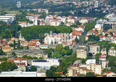 Vista aerea del centro di Trebinje, Bosnia ed Erzegovina: La città vecchia con la Torre dell'orologio e la moschea Osman-paša Resulbegović Foto Stock