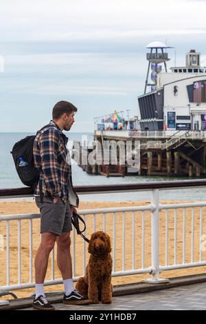 Bournemouth, Dorset, Regno Unito. 7 settembre 2024. Meteo nel Regno Unito: Mattinata nuvolosa mentre i visitatori si dirigono verso la spiaggia di Bournemouth durante una ripresa della pioggia con piogge continue negli ultimi due giorni e altre previsioni più tardi oggi. Crediti: Carolyn Jenkins/Alamy Live News Foto Stock