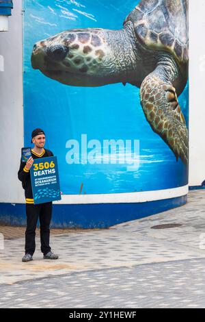 Bournemouth, Dorset, Regno Unito. 7 settembre 2024. Gli attivisti per i diritti degli animali protestano fuori dal Bournemouth Oceanarium per raccogliere firme per la loro petizione di chiusura dell'Oceanarium, sostenendo 3506 morti tra il 2018 e il 2023. Crediti: Carolyn Jenkins/Alamy Live News Foto Stock