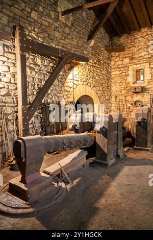 Ferro forgiato come nel XVI secolo, martello forgiato, Ferrería de Mirandaola, Mirandaola Ironworks, Legazpi, Gipuzkoa, Paesi Baschi, Spagna. Foto Stock