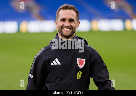 CARDIFF, GALLES - 5 SETTEMBRE 2024: Il massaggiatore del Galles Chris Senior durante una sessione di allenamento maschile del Galles al Cardiff City Stadium davanti ai 20 Foto Stock