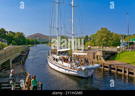 Neptunes Staircase Banavie Fort William Scotland un grande yacht che lascia le chiuse e passa il ponte sospeso Foto Stock