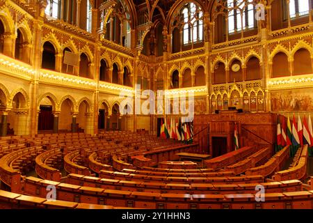 Budapest, edificio del Parlamento ungherese dove vanno i parlamentari eletti. Architettura neogotica in una città storica d'Europa. Luogo d'incontro della politica Foto Stock