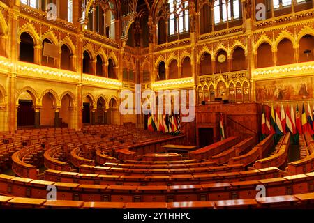 Budapest, edificio del Parlamento ungherese dove vanno i parlamentari eletti. Architettura neogotica in una città storica d'Europa. Luogo d'incontro della politica Foto Stock