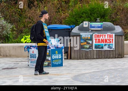 Bournemouth, Dorset, Regno Unito. 7 settembre 2024. Gli attivisti per i diritti degli animali protestano fuori dal Bournemouth Oceanarium per raccogliere firme per la loro petizione di chiusura dell'Oceanarium, sostenendo 3506 morti tra il 2018 e il 2023. Crediti: Carolyn Jenkins/Alamy Live News Foto Stock