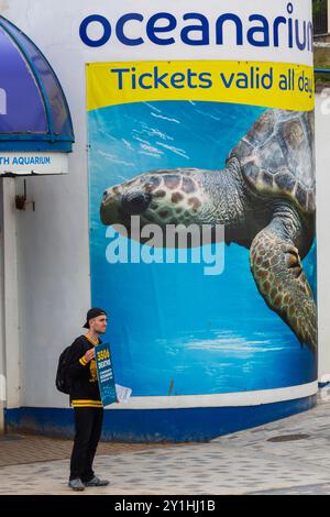 Bournemouth, Dorset, Regno Unito. 7 settembre 2024. Gli attivisti per i diritti degli animali protestano fuori dal Bournemouth Oceanarium per raccogliere firme per la loro petizione di chiusura dell'Oceanarium, sostenendo 3506 morti tra il 2018 e il 2023. Crediti: Carolyn Jenkins/Alamy Live News Foto Stock