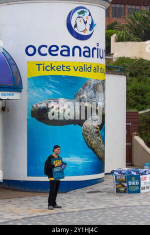 Bournemouth, Dorset, Regno Unito. 7 settembre 2024. Gli attivisti per i diritti degli animali protestano fuori dal Bournemouth Oceanarium per raccogliere firme per la loro petizione di chiusura dell'Oceanarium, sostenendo 3506 morti tra il 2018 e il 2023. Crediti: Carolyn Jenkins/Alamy Live News Foto Stock