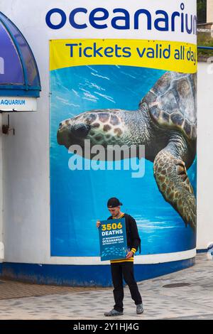 Bournemouth, Dorset, Regno Unito. 7 settembre 2024. Gli attivisti per i diritti degli animali protestano fuori dal Bournemouth Oceanarium per raccogliere firme per la loro petizione di chiusura dell'Oceanarium, sostenendo 3506 morti tra il 2018 e il 2023. Crediti: Carolyn Jenkins/Alamy Live News Foto Stock