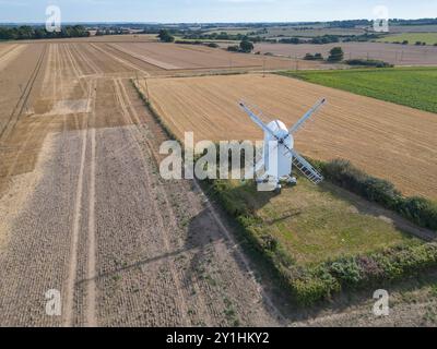 veduta aerea del mulino a vento freddo e di un mulino a poppa aperto nel kent Foto Stock