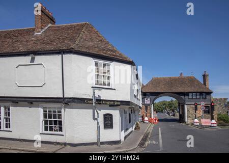 vista del porto cinque della città dei sandwich, della barbacane gate house e del pub nel kent Foto Stock