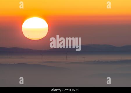 Sonnenaufgang über dem Nebel Vom großen Feldberg aus gesehen geht die Sonne am Morgen über dem Vogelsberg auf während im tal Nebel liegt., Schmitten Hessen Deutschland *** alba sulla nebbia vista dal Großer Feldberg, il sole sorge al mattino sopra il Vogelsberg mentre la nebbia si trova nella valle , Schmitten Hessen Germania Foto Stock