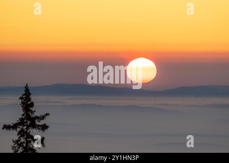 Sonnenaufgang über dem Nebel Vom großen Feldberg aus gesehen geht die Sonne am Morgen über dem Vogelsberg auf während im tal Nebel liegt., Schmitten Hessen Deutschland *** alba sulla nebbia vista dal Großer Feldberg, il sole sorge al mattino sopra il Vogelsberg mentre la nebbia si trova nella valle , Schmitten Hessen Germania Foto Stock