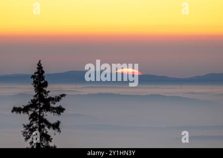 Sonnenaufgang über dem Nebel Vom großen Feldberg aus gesehen geht die Sonne am Morgen über dem Vogelsberg auf während im tal Nebel liegt., Schmitten Hessen Deutschland *** alba sulla nebbia vista dal Großer Feldberg, il sole sorge al mattino sopra il Vogelsberg mentre la nebbia si trova nella valle , Schmitten Hessen Germania Foto Stock