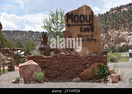 Kanab, Utah USA 13/8/2024. La grotta di Moqui era una volta utilizzata dagli Anasazi come rifugio o negozio di cibo, secondo gli scavi archeologici della zona. IO Foto Stock