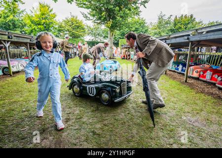 Goodwood, Regno Unito. 7 settembre 2024. In preparazione per la Settrington Cup, gara di pedalata - la rinascita di Goodwood - l'unico evento storico di corse automobilistiche che si svolge interamente in un tema d'epoca, una coinvolgente celebrazione di auto e moda iconiche. Crediti: Guy Bell/Alamy Live News Foto Stock