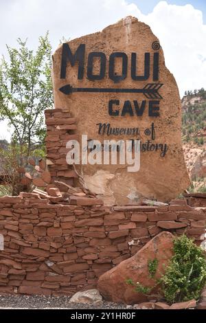 Kanab, Utah USA 13/8/2024. La grotta di Moqui era una volta utilizzata dagli Anasazi come rifugio o negozio di cibo, secondo gli scavi archeologici della zona. IO Foto Stock