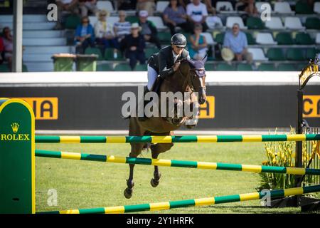 Calgary, Canada - 5 settembre 2024. Kristaps Neretneiks della Lettonia in sella a Quintes gareggia al "Masters" di Spruce Meadows 2024 a Calgary Alberta. Contrassegno Foto Stock