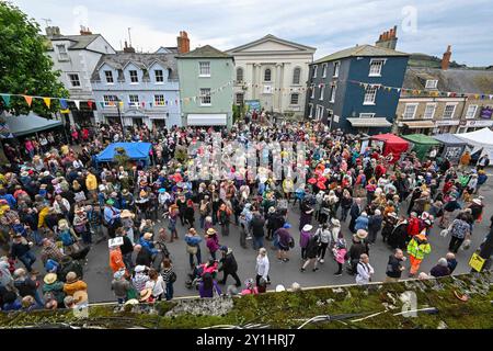 Bridport, Dorset, Regno Unito. 7 settembre 2024. Centinaia di persone che indossano cappelli decorati in modo creativo partecipano all'annuale Bridport Hat Festival a Bridport nel Dorset. Frequentatori del festival a Bucky Doo Square. Crediti fotografici: Graham Hunt/Alamy Live News Foto Stock