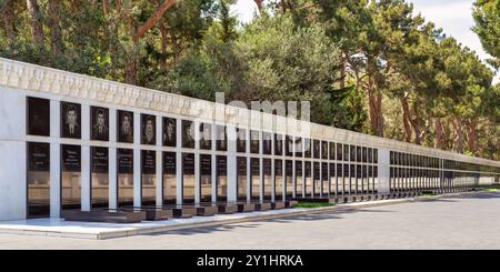 Baku, Azerbaigian - 6 maggio 2024: Vicolo dei Martiri, con ritratti commemorativi tra alberi verdeggianti e un'atmosfera serena Foto Stock
