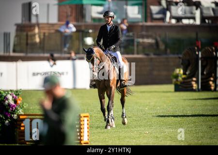 Calgary, Canada - 5 settembre 2024. Vaclav Stanek della Cecoslovacchia in sella a Quintin gareggia al 2024 Spruce Meadows 'Masters' di Calgary Alberta. Mar Foto Stock