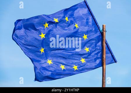Bandiera dell'Unione europea che soffia nel vento Foto Stock