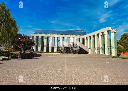 Ampia vista del Monumento alla rivolta di Varsavia in Polonia in un giorno di sole Foto Stock