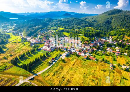 Idilliaca città di Lokve nella regione montuosa di Gorski Kotar vista aerea, paesaggi della Croazia Foto Stock