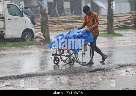 Monsoon Rain a Dacca, Bangladesh, attraversa una strada durante le forti piogge a Dacca il 7 settembre 2024. Dhaka Distretto di Dhaka Bangladesh Copyright: XHabiburxRahmanx Foto Stock