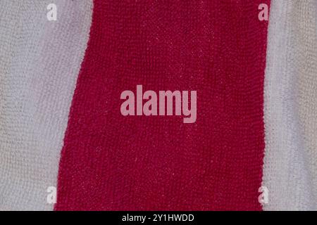 primo piano, asciugamano a righe bianco e rosa steso piatto, contrasto elevato, consistenza pesante, sfondo, astratto, materiale, tessuto, tessuto Foto Stock