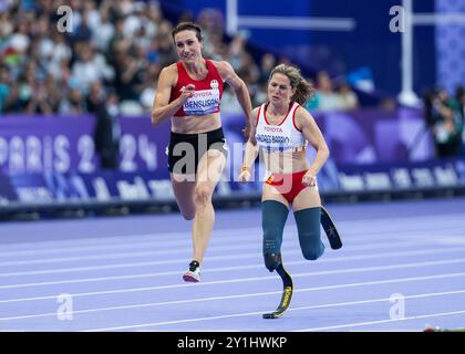 PARIGI, FRANCIA - 06 SETTEMBRE: Irmgard Bensusan (L) della germania oltre i 100 m Sprint classe T64 finale durante i Giochi Paralimpici estivi di Parigi 2024 allo Stade de France il 6 settembre 2024 a Parigi, Francia. (Foto di Mika Volkmann/DBS) credito: Mika Volkmann/Alamy Live News Foto Stock