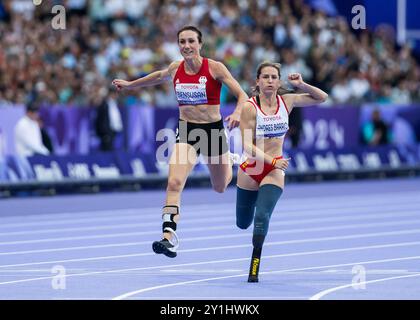 PARIGI, FRANCIA - 06 SETTEMBRE: Irmgard Bensusan (L) della germania oltre i 100 m Sprint classe T64 finale durante i Giochi Paralimpici estivi di Parigi 2024 allo Stade de France il 6 settembre 2024 a Parigi, Francia. (Foto di Mika Volkmann/DBS) credito: Mika Volkmann/Alamy Live News Foto Stock