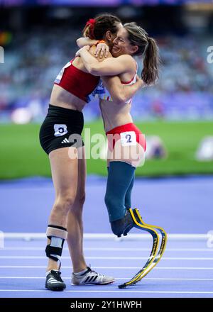 PARIGI, FRANCIA - 06 SETTEMBRE: Irmgard Bensusan (L) della germania dopo 100 m classe Sprint T64 braccio finale con Sara Andres Barrio della spagna ai Giochi Paralimpici estivi di Parigi 2024 allo Stade de France il 6 settembre 2024 a Parigi, Francia. (Foto di Mika Volkmann/DBS) credito: Mika Volkmann/Alamy Live News Foto Stock