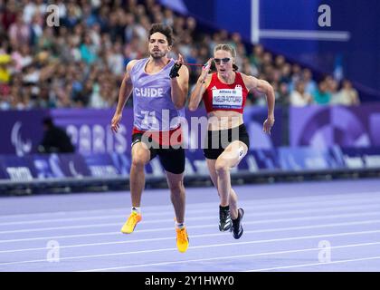 PARIGI, FRANCIA - 06 SETTEMBRE: Katrin Mueller-Rottgardt della germania con la guida Noel-Philipp Fiener di Germay corre sulle donne - semifinale T12 dei Giochi Paralimpici estivi di Parigi 2024 allo Stade de France il 6 settembre 2024 a Parigi, Francia. (Foto di Mika Volkmann/DBS) credito: Mika Volkmann/Alamy Live News Foto Stock