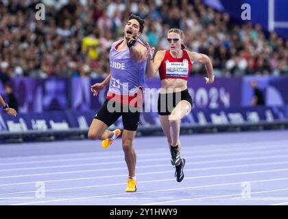 PARIGI, FRANCIA - 06 SETTEMBRE: Katrin Mueller-Rottgardt della germania con la guida Noel-Philipp Fiener di Germay corre sulle donne - semifinale T12 dei Giochi Paralimpici estivi di Parigi 2024 allo Stade de France il 6 settembre 2024 a Parigi, Francia. (Foto di Mika Volkmann/DBS) credito: Mika Volkmann/Alamy Live News Foto Stock