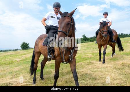 Due poliziotti slovacchi, polizia a cavallo, ufficiale di pattugliamento uniforme estivo, confine ceco slovacco con Slovacchia Foto Stock